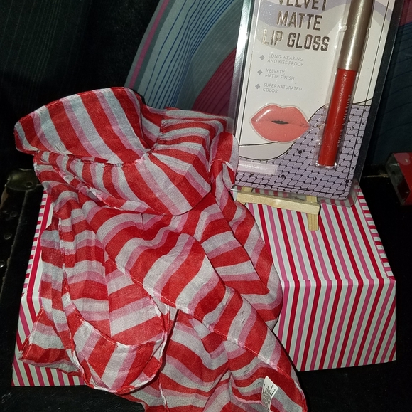 Lots of Lip Love Fabfitfun Gift Basket - Picture 7 of 9